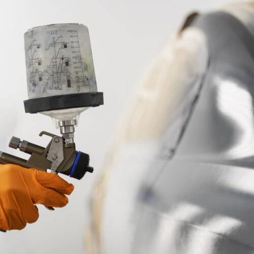 servicemitarbeiter-malen-auto-im-autoservice